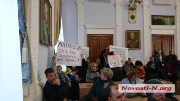 Жители Матвеевки пришли на сессию с плакатами против строительства терминала Нибулона
