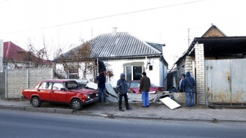 В Днепре из-за гололеда Mazda влетела во двор частного дома и задела ВАЗ