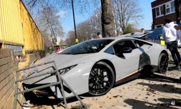 В Англии на встрече владельцев суперкаров разбили Lamborghini Huracan Performante (ВИДЕО)