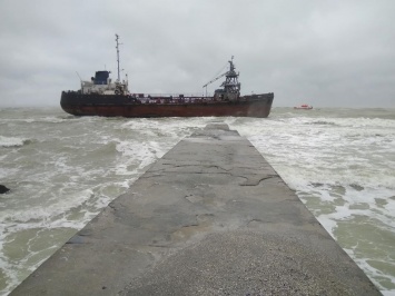 В Одесском заливе из-за шторма село на мель судно (обновлено)