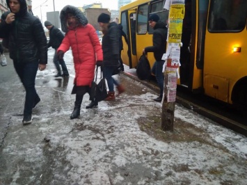 Первые ЧП из-за мороза: дикий гололед сковал Днепр - ни один автобус не выехал в рейс