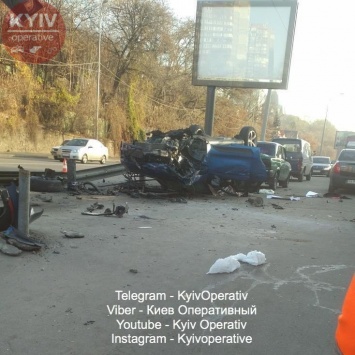 Превысил скорость и зацепил отбойник: утром в Киеве перевернулся "Porsche", - ФОТО