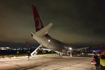 Авария турецкого самолета остановила работу одесского аэропорта