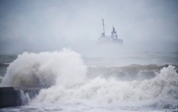 Одесса: терпящий бедствие танкер относит к берегу