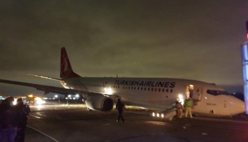 Отпало шасси: турецкий самолет с пассажирами аварийно сел в Одессе
