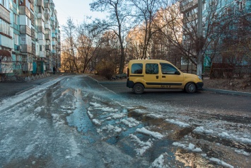 В Днепре из-за потопа во дворах школ и домов образовался гололед