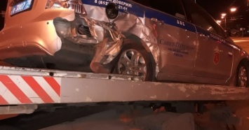 Пьяный водитель без прав разбил полицейскую машину в Петербурге