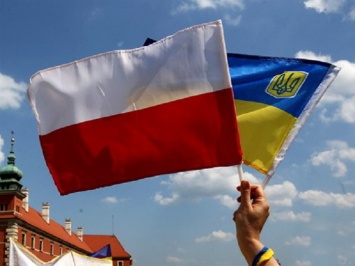 Польша предоставляет гражданам Украины статус беженцев: названы цифры
