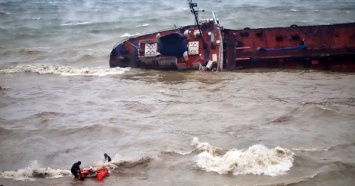 Водолазы эвакуировали экипаж тонущего танкера Delfi