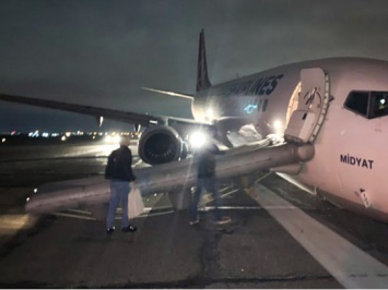 Чтобы поднять самолет, заблокировавший аэропорт в Одессе, турки привезли оборудование - в Херсон