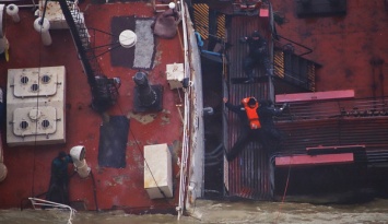 Одесские водолазы спасли экипаж тонущего танкера "Делфи". Фото, видео