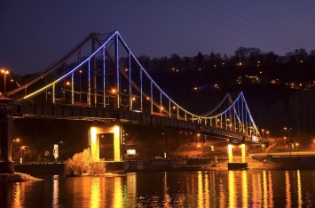 Парковый мост через Днепр подсветят оранжевым цветом