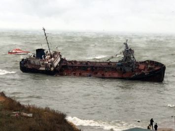 В Украине экологическая катастрофа: нефть из танкера после крушения вытекла в море