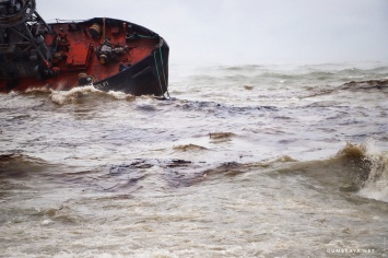 Что известно о затонувшем в Одессе танкере: сменил четыре флага, уже отравлял море мазутом и участвовал в контрабандных схемах Курченко