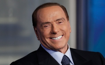 Селфи небезопасно: из-за «удачного» фото травмировался известный политик Берлускони