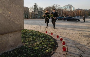 Зеленский и другие политики почтили память жертв Голодомора: фото