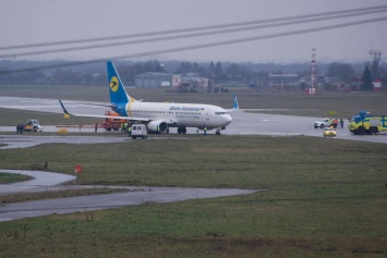 Самолет МАУ выкатился за границы рулежной дорожки в аэропорту Львов