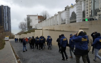 В Одессе активисты снесли забор, закрывающий доступ к морю