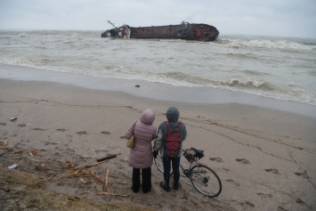 Опрокинулся как нельзя кстати: танкер у берегов Одессы стал фоном для любовной фотосессии