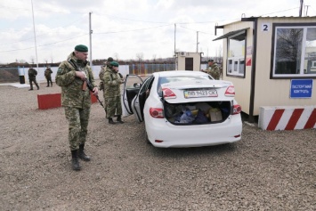 Везли в рюкзаках сотни тысяч гривен: на КПВВ на Донбассе "приняли" подозрительных граждан