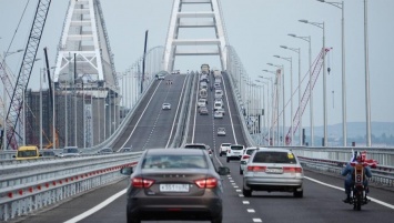 Сильный шторм чуть не унес машины в пучину: Керченский мост едва устоял против стихии (фото)