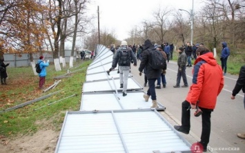 Одесситы сломали забор на пляже, где хотят построить высотку