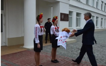 В одной из украинских школ детей на мороз вывели в одних блузках встречать пророссийского политика (ФОТО)