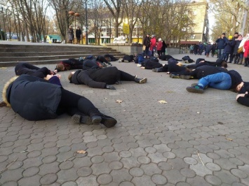 В центре Николаева люди попадали на землю в память о Голодоморе, - ФОТО