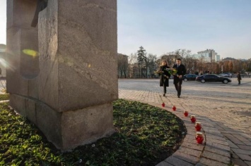 Неканонические лампадки: для супругов Зеленских «зачистили» мемориал жертв Голодомора (ФОТО)