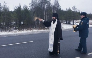 Российский священник вышел на трассу окропить ее, чем рассмешил сеть (ФОТО)