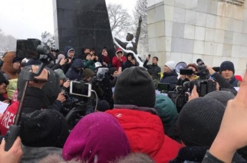 Сотни протестующих вышли на акцию против коррупции в Кыргызстане