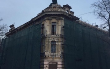 "Реставраторы" повредили лепнину на архитектурном памятнике