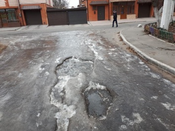 В николаевском дворе канализационная река замерзла и превратилась в каток