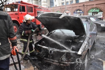 В сети опубликовали видео возгорания «Мерседеса» на «Привозе»