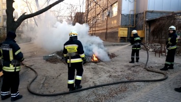 В Днепре на Янгеля мужчина поджег гору мусора