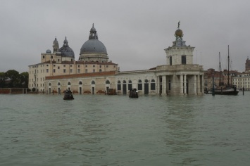 Тысячи жителей Венеции вышли на митинг из-за наводнений и круизных лайнеров