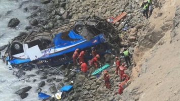 Смертельная авария с автобусом в Перу, авиакатастрофа в Конго и продажа "Vodafone Украина": ТОП новостей дня