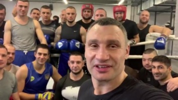 Мэр Киева Кличко провел тренировку по боксу для патрульных полицейских. ВИДЕО