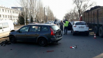 В Днепре столкнулись три машины: есть пострадавшая