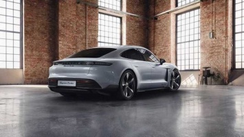 Porsche опубликовал новые снимки Taycan с отделкой из углеродного волокна (ФОТО)