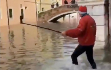 Потоп в Венеции: турист чуть не утонул из-за селфи