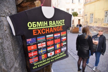 Украинцы хватаются за голову и сердце: доллар исторически рухнул до дна четырехлетней давности