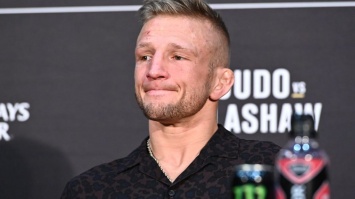 Экс-чемпион UFC, которого разбивал Ломаченко, захотел Мейвезера