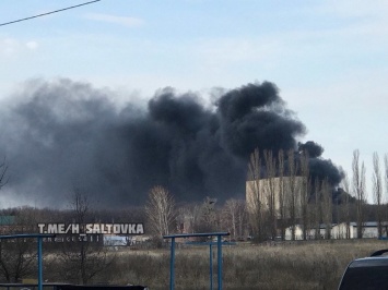 Харьковские спасатели тушат масштабный пожар в здании, - ФОТО