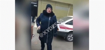 В Одессе полицейская обругала парней и ударила по лицу - видео