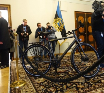 Владимиру Зеленскому в Эстонии подарили велосипед