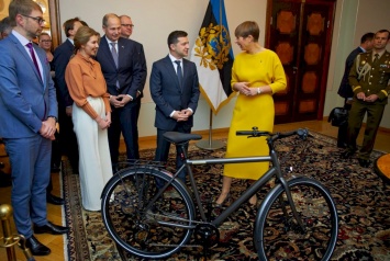 "В стиле 95 квартал": президент Эстонии подарила Зеленскому велосипед