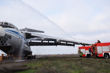 В Николаевском аэропорту спасатели учились тушить самолет (ФОТО, ВИДЕО)