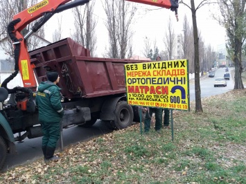 В Днепровском районе зеленые зоны очищаю от незаконной рекламы