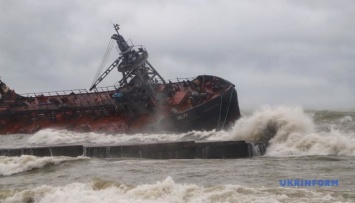 Танкер "Делфи" окружили бонами для очистки воды